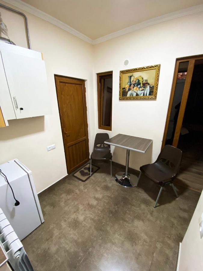 F&F Domino Hostel Yerevan Exterior foto