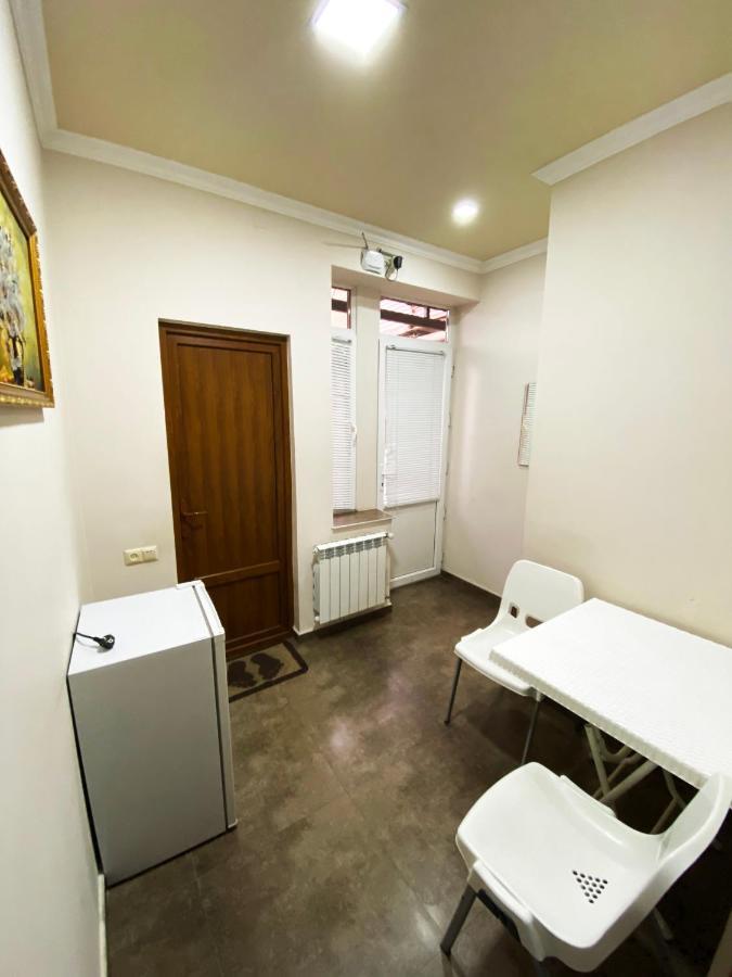 F&F Domino Hostel Yerevan Exterior foto
