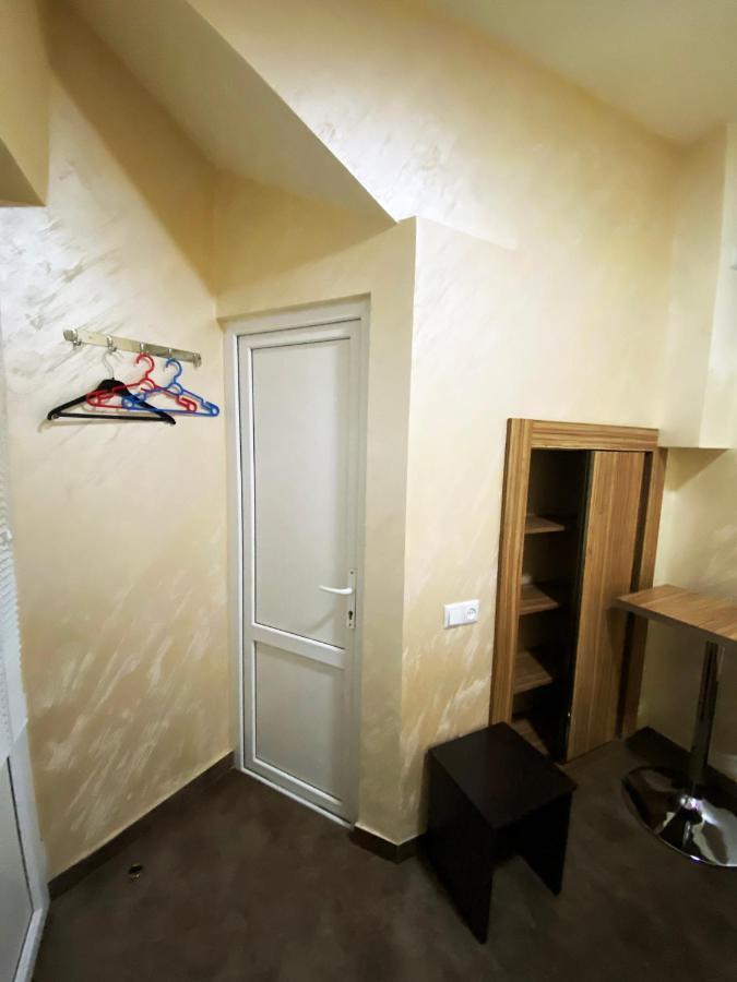 F&F Domino Hostel Yerevan Exterior foto