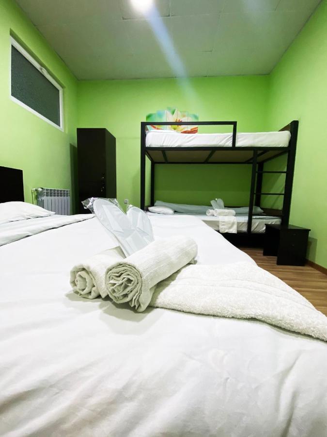 F&F Domino Hostel Yerevan Exterior foto
