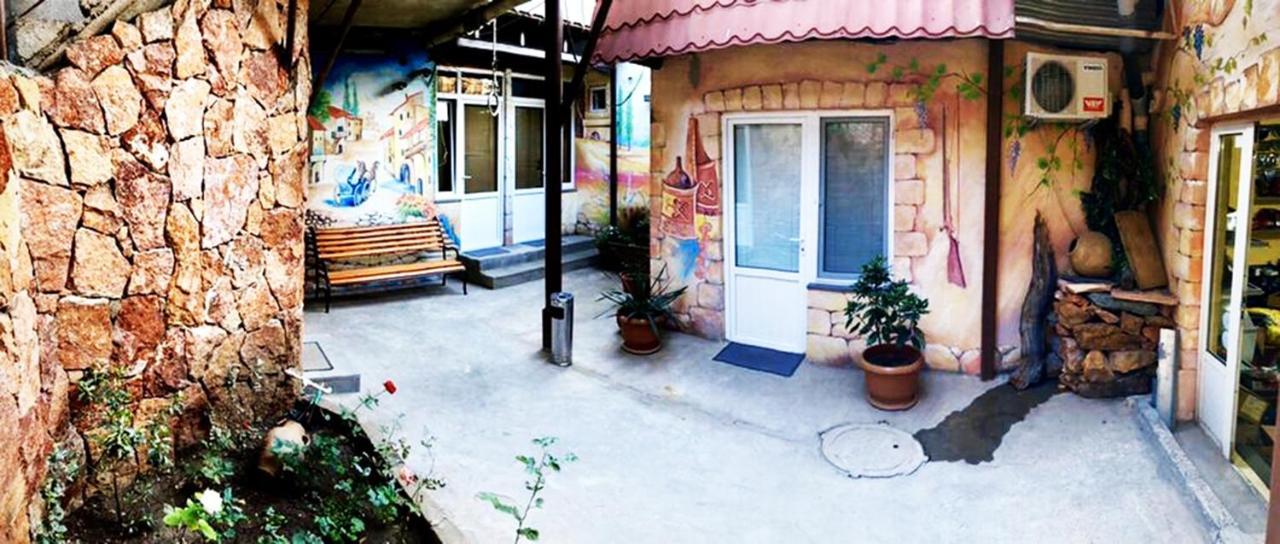 F&F Domino Hostel Yerevan Exterior foto