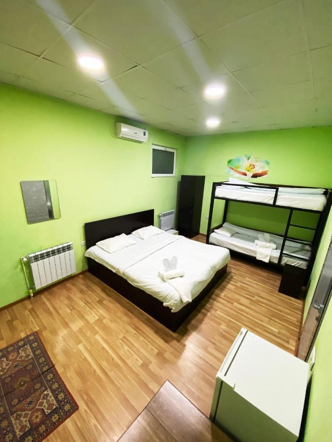 F&F Domino Hostel Yerevan Exterior foto