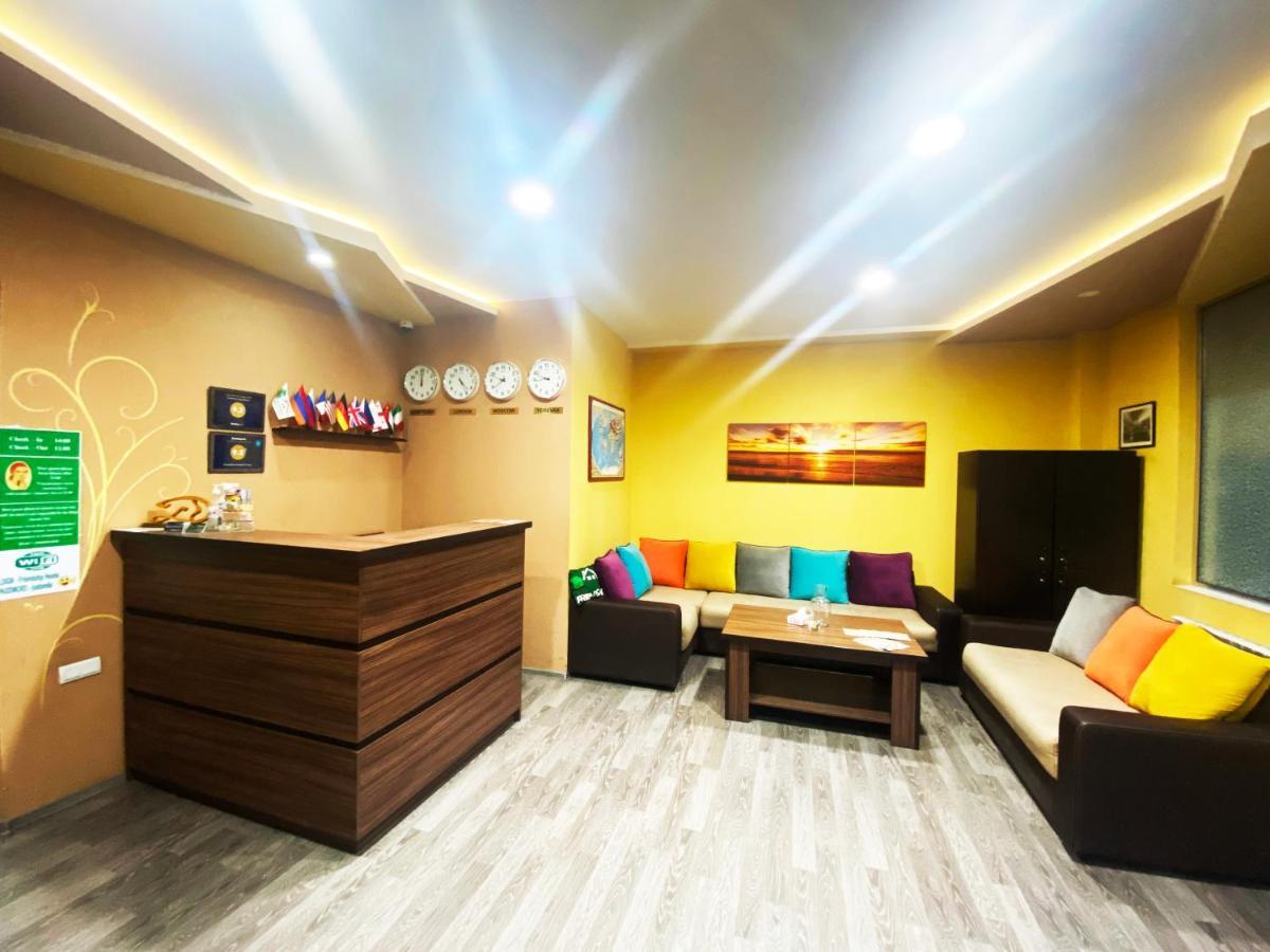 F&F Domino Hostel Yerevan Exterior foto